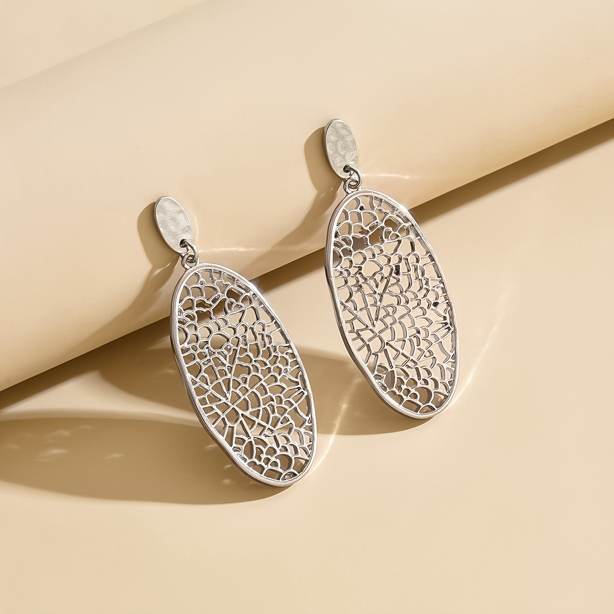 Fashion Vintage Hollow-Out Earrings, Light Luxury Style